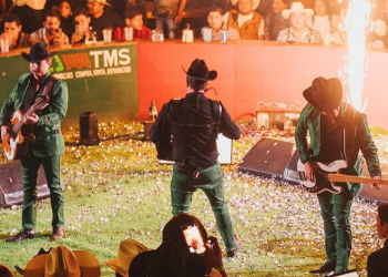 Grupo “Los Alegres del Barranco” proyecta fotos de “El Mencho” en concierto en Jalisco