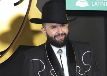 Carín León no se considera un buen papá