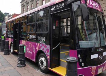 Presenta Ebrard el Taruk, primer autobús eléctrico 100% mexicano