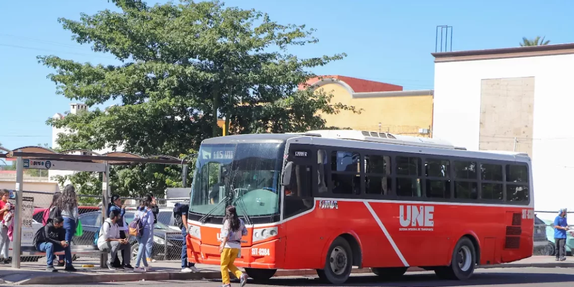 Camión de transporte público derriba casa tras choque en Hermosillo