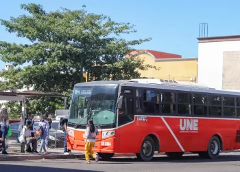 Camión de transporte público derriba casa tras choque en Hermosillo