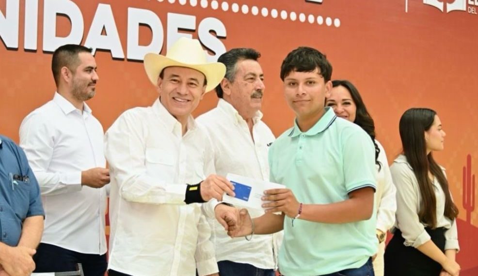 Gobernador Durazo beneficia con beca universal a más de tres mil estudiantes de secundaria