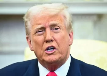 Amaga Trump con imponer arancel del 200% al alcohol de UE