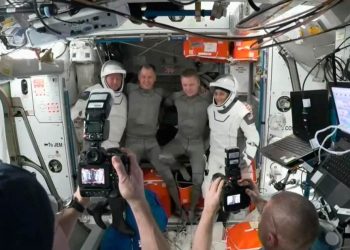 Parten astronautas varados en Estación Espacial hacia Tierra
