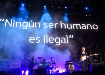 “Ningún ser humano es ilegal”, proclama Caifanes en el Vive Latino