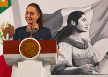 Sheinbaum acusa campaña digital contra su gobierno y AMLO