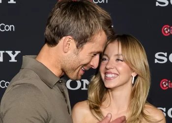 Sydney Sweeney y Glen Powell desatan rumores de romance, luego de que la actriz cancelara su boda