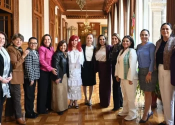 Sheinbaum y 24 gobernadores revisan avances del IMSS-Bienestar en Palacio Nacional