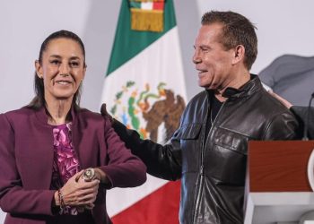 Julio César Chávez llega a la mañanera; invita a la mega clase de box
