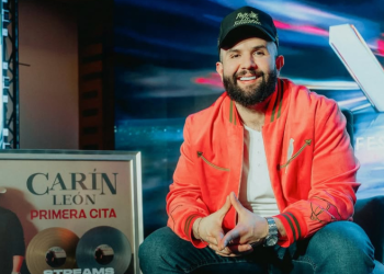 Entre música, amigos y brindis, así presentó Carín León su disco