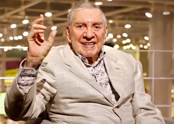 Llega Marco Antonio Muñiz a los 92 años con bisnieto y libro