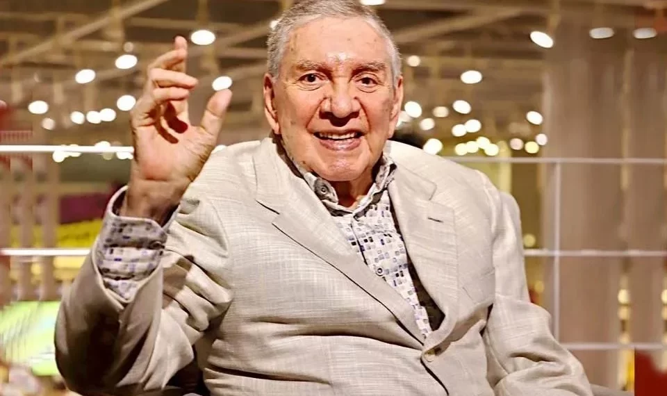 Llega Marco Antonio Muñiz a los 92 años con bisnieto y libro