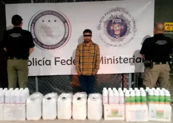 Detienen a trailero con 157 litros de metanfetamina líquida 