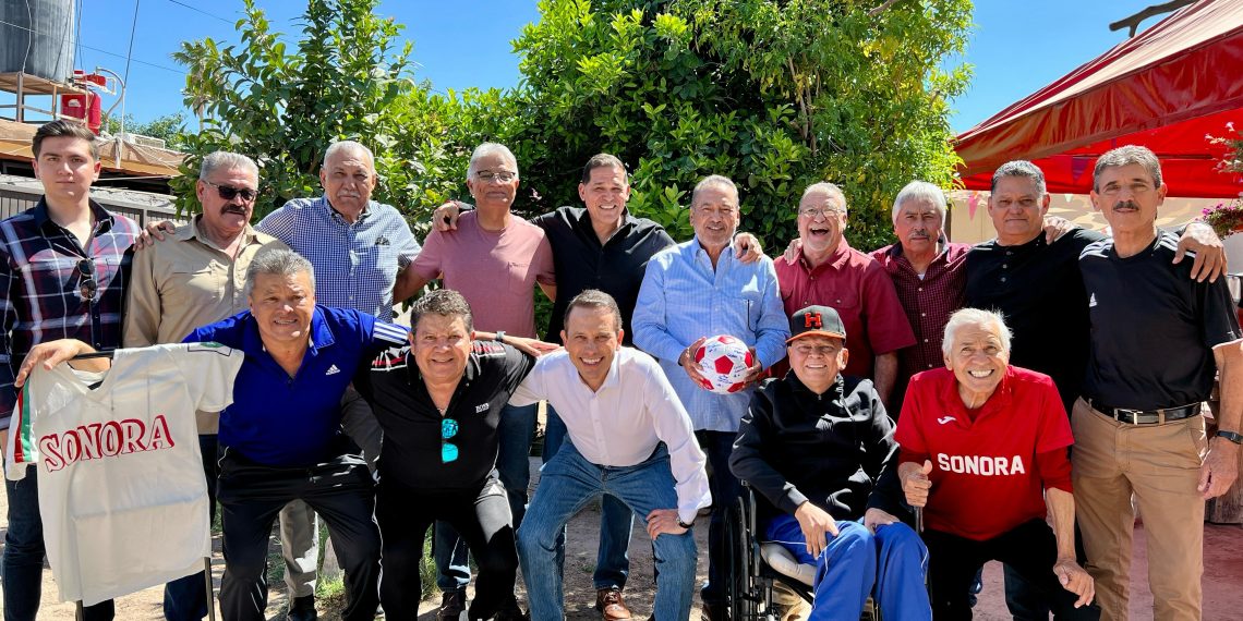 a Selección Sonora que participó en el Torneo Nacional PRI 85 de fútbol soccer, en su 40 aniversario, entrega reconocimiento al Senador Beltrones