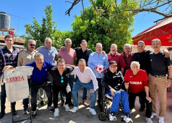 a Selección Sonora que participó en el Torneo Nacional PRI 85 de fútbol soccer, en su 40 aniversario, entrega reconocimiento al Senador Beltrones