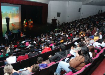 Miles de sonorenses asisten a obra de teatro impulsada por Omar Del Valle Colosio, sobre la promoción del cuidado del agua