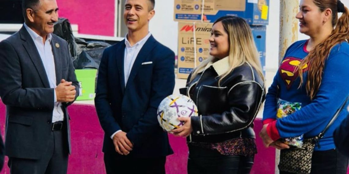 Con gratitud a su tierra, Oscar Ortiz entrega apoyos a la Escuela Félix Romero de San Pedro de la Cueva