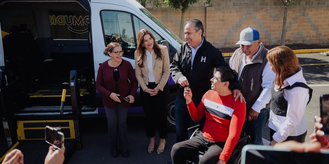 Ayudan Toño Astiazarán y Patty Ruibal a la rehabilitación de personas con discapacidad con equipo moderno y nueva unidad de transporte adaptado