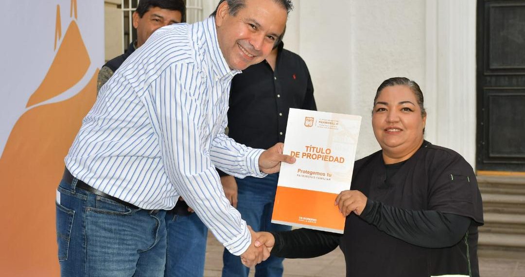 Apoya Toño Astiazarán a familias con títulos de propiedad de sus viviendas