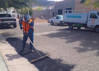 Mantiene Ayuntamiento de Hermosillo actividades de bacheo con 15 cuadrillas