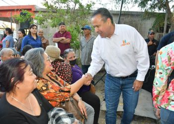 Atiende directamente Toño Astiazarán a ciudadanos en La Victoria