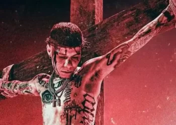 Santa Fe Klan se disculpa por tomarse fotos crucificado