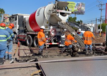 Avanza pavimentación de concreto en bulevar Colosio, como parte de la obra paso a desnivel