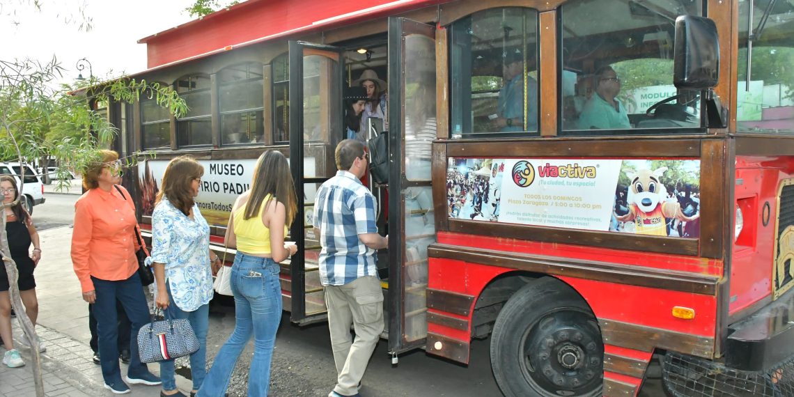 Disfrutan hermosillenses y visitantes recorridos en Trolebús en Semana Santa
