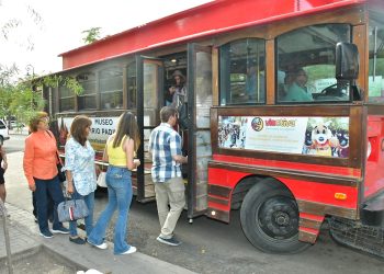 Disfrutan hermosillenses y visitantes recorridos en Trolebús en Semana Santa
