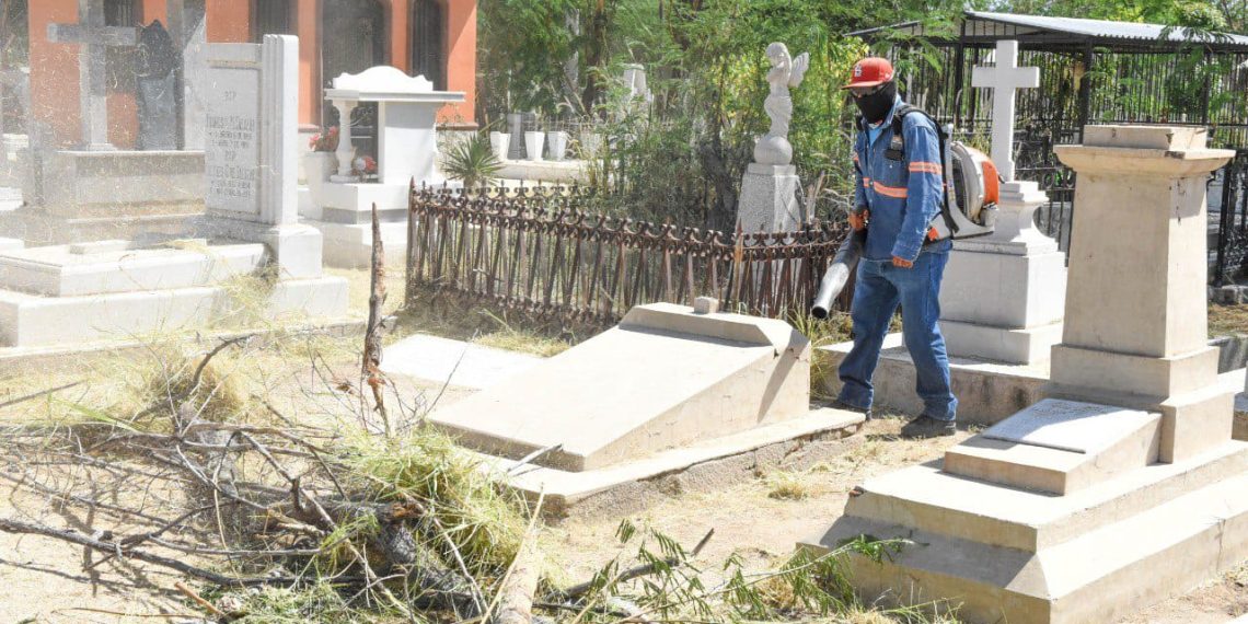 Trabaja Gobierno municipal en limpieza de panteones para recibir a visitantes el Día de las Madres
