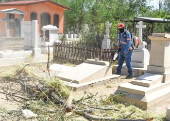 Trabaja Gobierno municipal en limpieza de panteones para recibir a visitantes el Día de las Madres