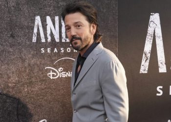 Agradece a latinos el éxito de Andor