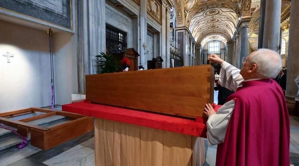 Entierran al Papa Francisco