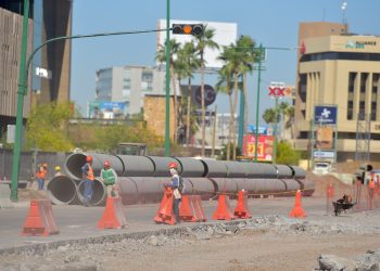 Avanzan trabajos de paso a desnivel de Colosio y Solidaridad, renuevan tubería de drenaje