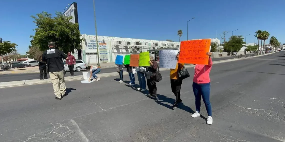 Manifestantes bloquean calles del centro de Hermosillo exigiendo liberación de familiar