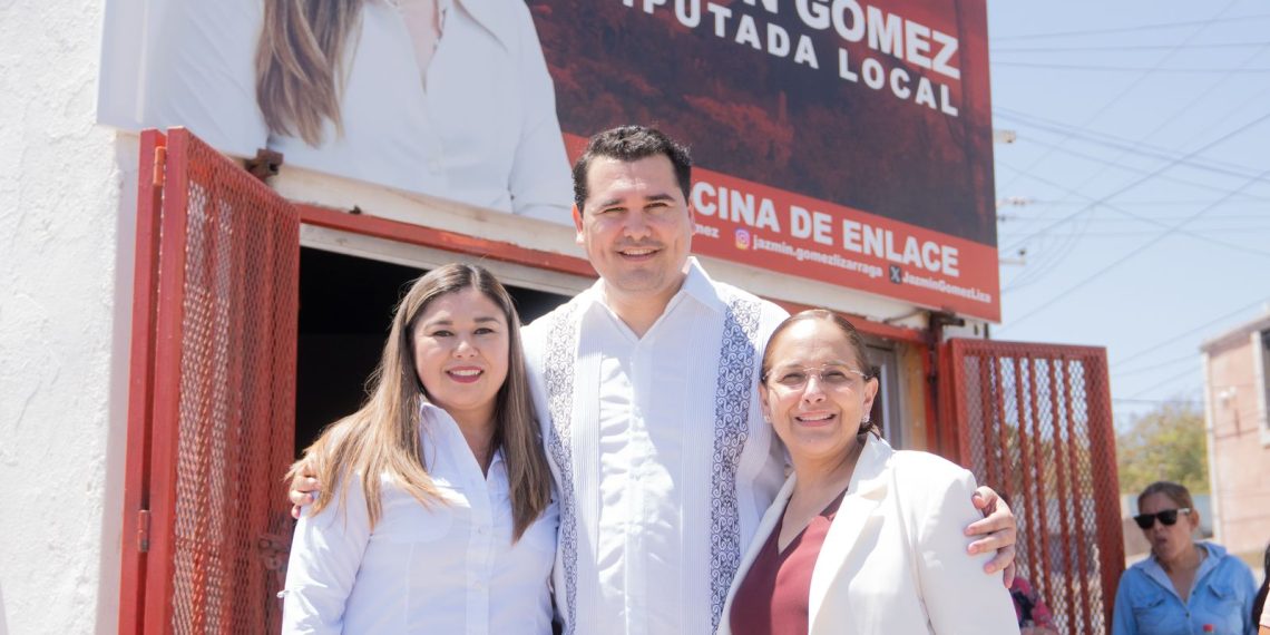 Sostienen reuniones de trabajo Adolfo Salazar y Jazmin Gomez, en casa de enlace de la diputada