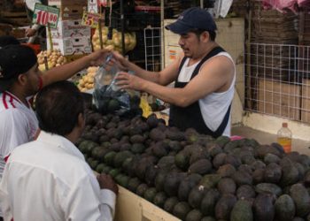 Consumo de los mexicanos sigue cayendo, alerta Inegi