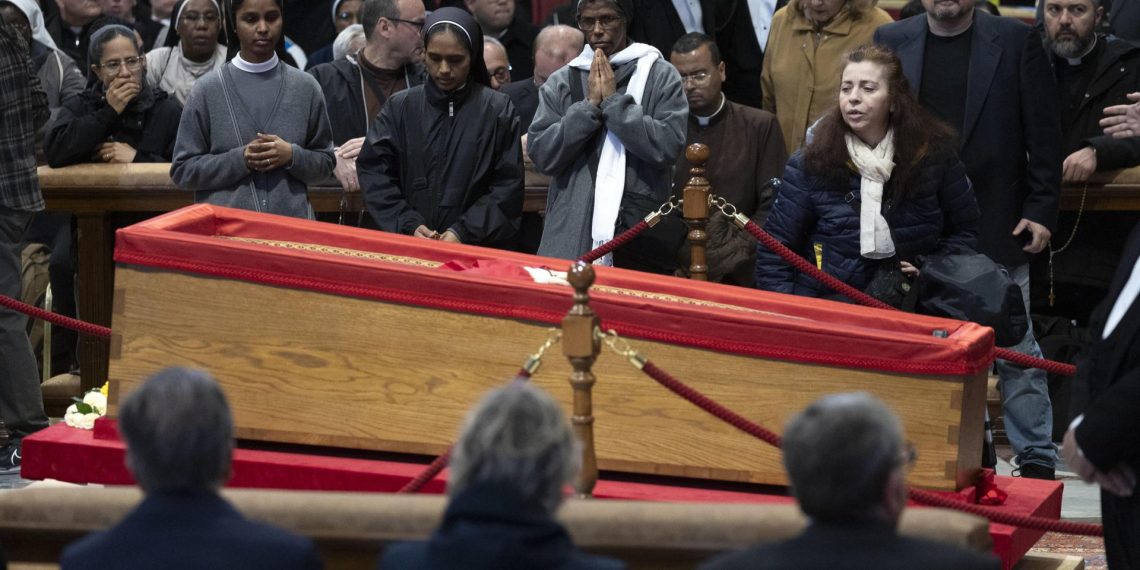 Sheinbaum se defiende ante críticas por no asistir al funeral del papa Francisco