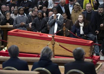 Sheinbaum se defiende ante críticas por no asistir al funeral del papa Francisco