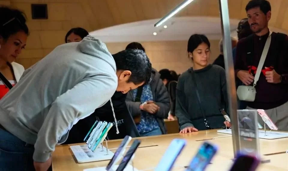 EU exime de aranceles a smartphones, chips y computadoras