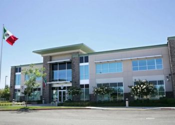 Protesta Consulado en Sacramento por impago