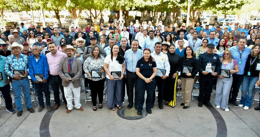 Celebra Toño Astiazarán la trayectoria de 168 servidoras y servidores públicos municipales