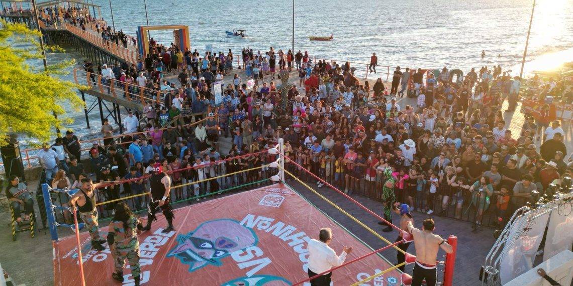 Se realiza con gran afluencia lucha libre del Cochinón vs el Patrullero Verde en Bahía de Kino