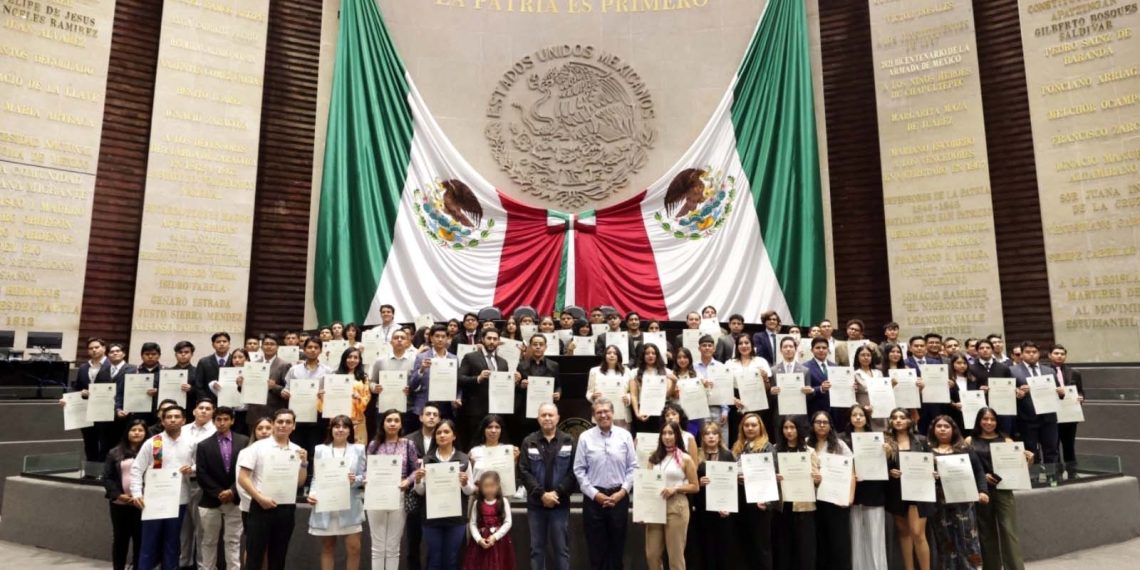 Pide Ricardo Monreal a jóvenes persistir en sus ideales e intervenir en la vida pública, sin amedrentarse
