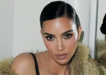 Kim Kardashian testifica en juicio por robo millonario que sufrió en París