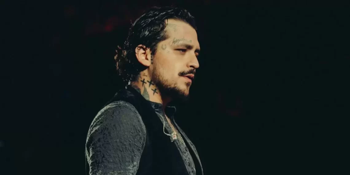 Christian Nodal llega a los juzgados de la CDMX por demanda de Universal Music