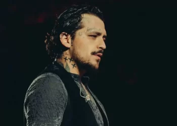 Christian Nodal llega a los juzgados de la CDMX por demanda de Universal Music