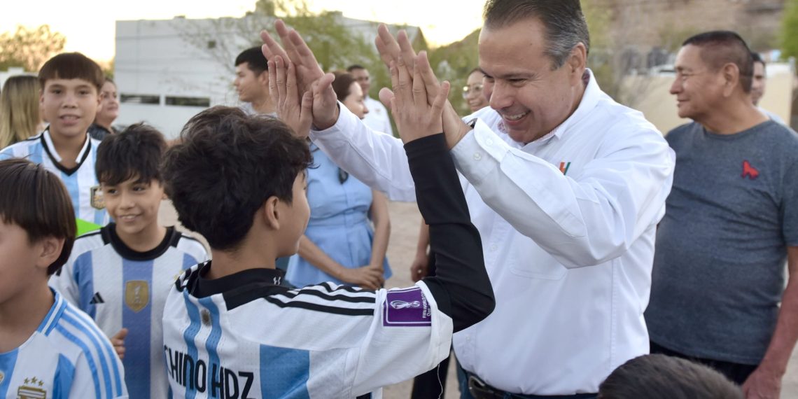 Beneficia Antonio Astiazarán a deportistas de Los Ángeles con cancha nueva