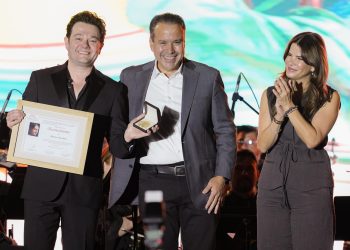 Entrega Toño Astiazarán medalla Emiliana de Zubeldía al tenor sonorense Arturo Chacón