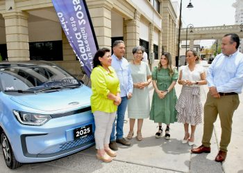 Entrega Antonio Astiazarán vehículo eléctrico a ganador del sorteo “En la H Cumpliendo ganas”